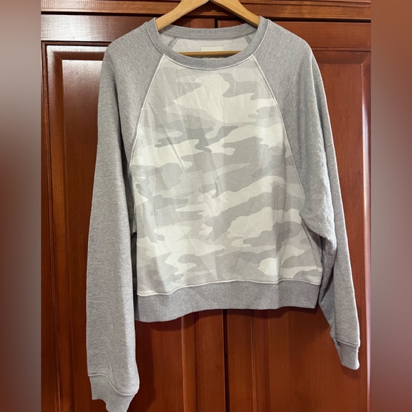American Eagle Gray Camouflage, Print Sweatshirt Size Large NWT - Picture 1 of 5